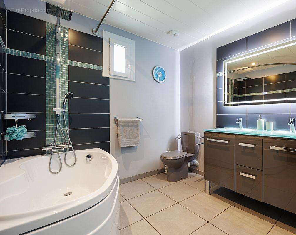 Maison à SAINT-GENIS-LES-OLLIERES