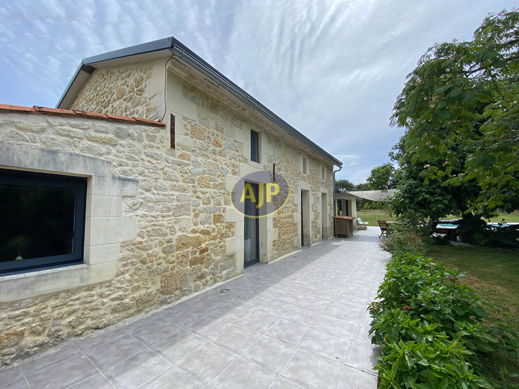 Maison à JAU-DIGNAC-ET-LOIRAC