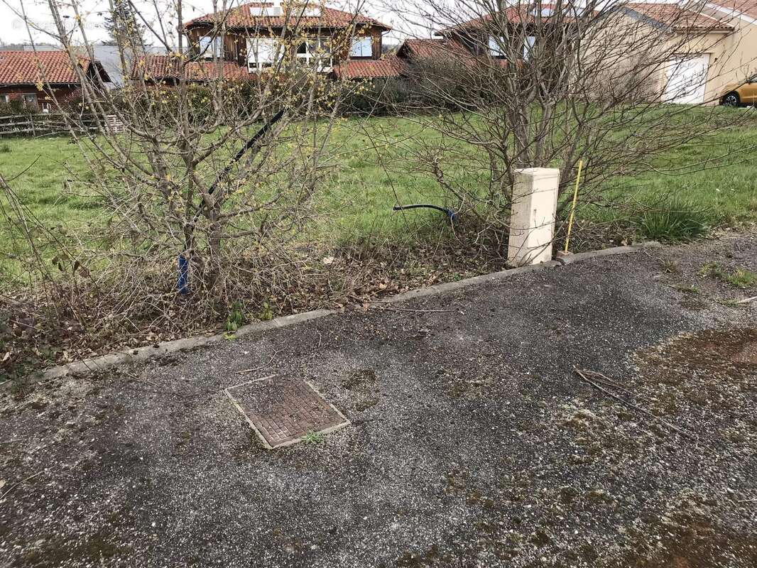 entrée terrain lot2 avec reseaux - Terrain à MARCIAC