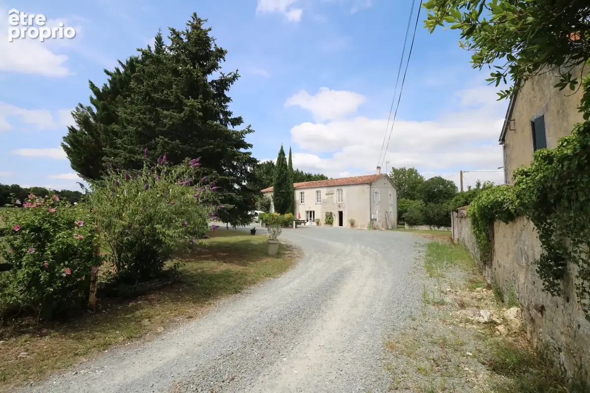 Maison R+1 3 chambres avec dépendances sur terrain 4771m2 - photo 2