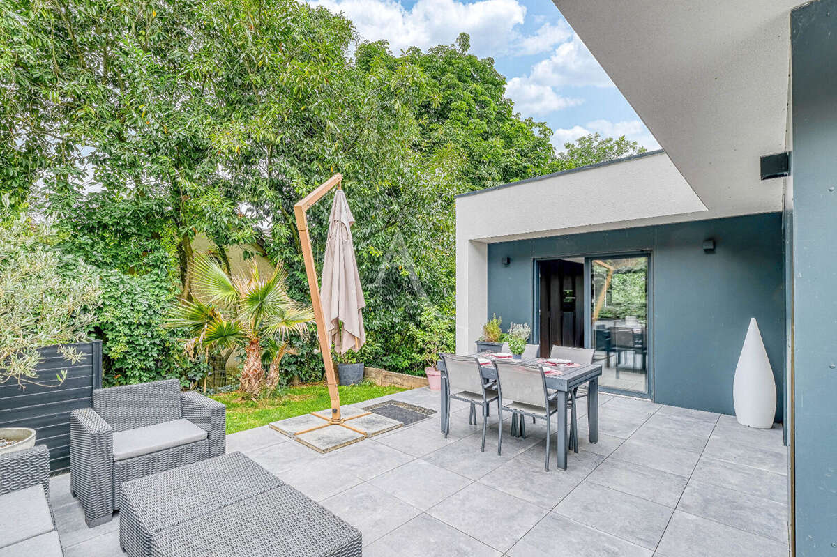 Villa d'architecte contemporaine avec piscine - les Coteaux de Chessy  - 7 pièces - 175 m2 - photo 17