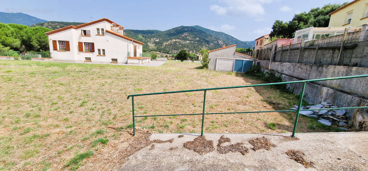 Terrain à LE PERTHUS