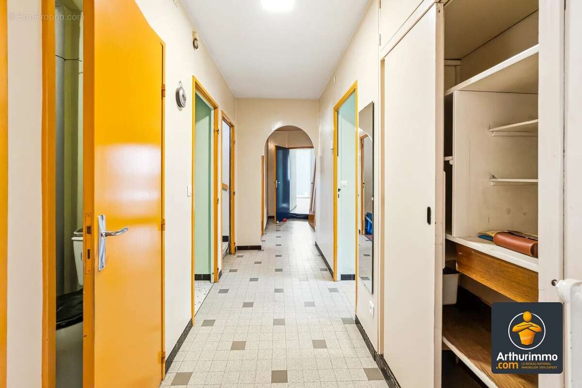 « Maison de village familiale avec terrasse, véranda, combles aménageables et double garage » - photo 11