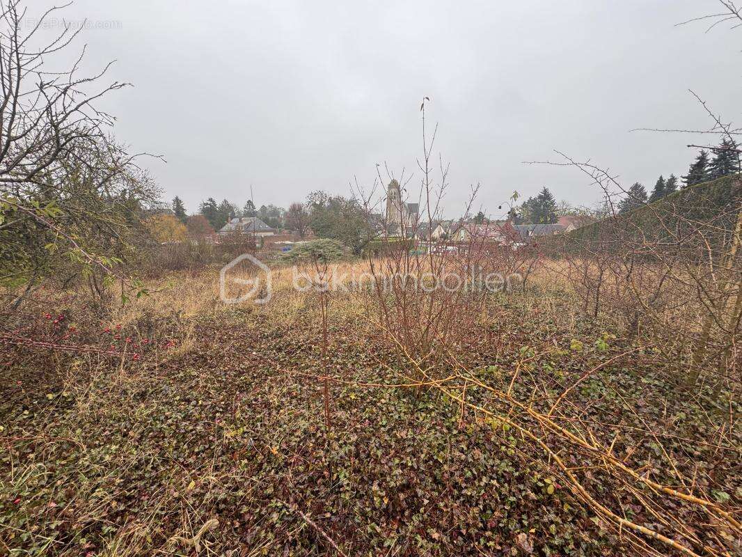 Terrain à MAIGNELAY-MONTIGNY