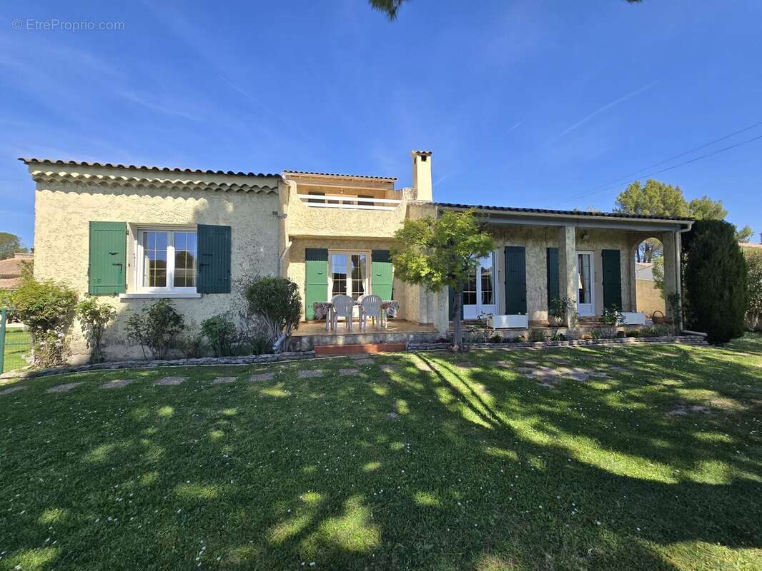 Maison à ENTRAIGUES-SUR-LA-SORGUE