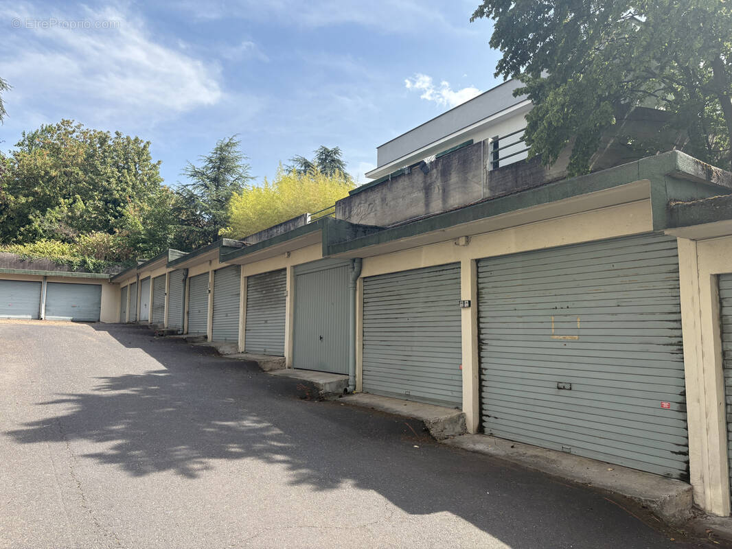 Parking à SAINT-ETIENNE