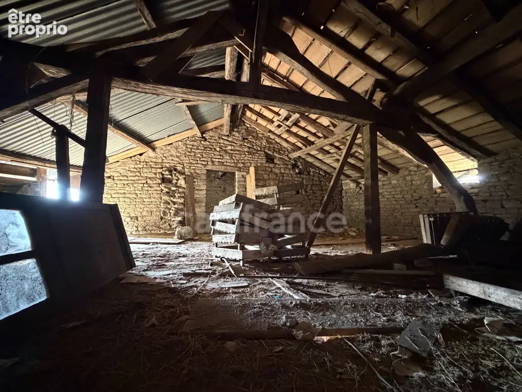 Ensemble de maisons anciennes à rénover d'environ 180m² à Neuville de Poitou (86) - photo 8
