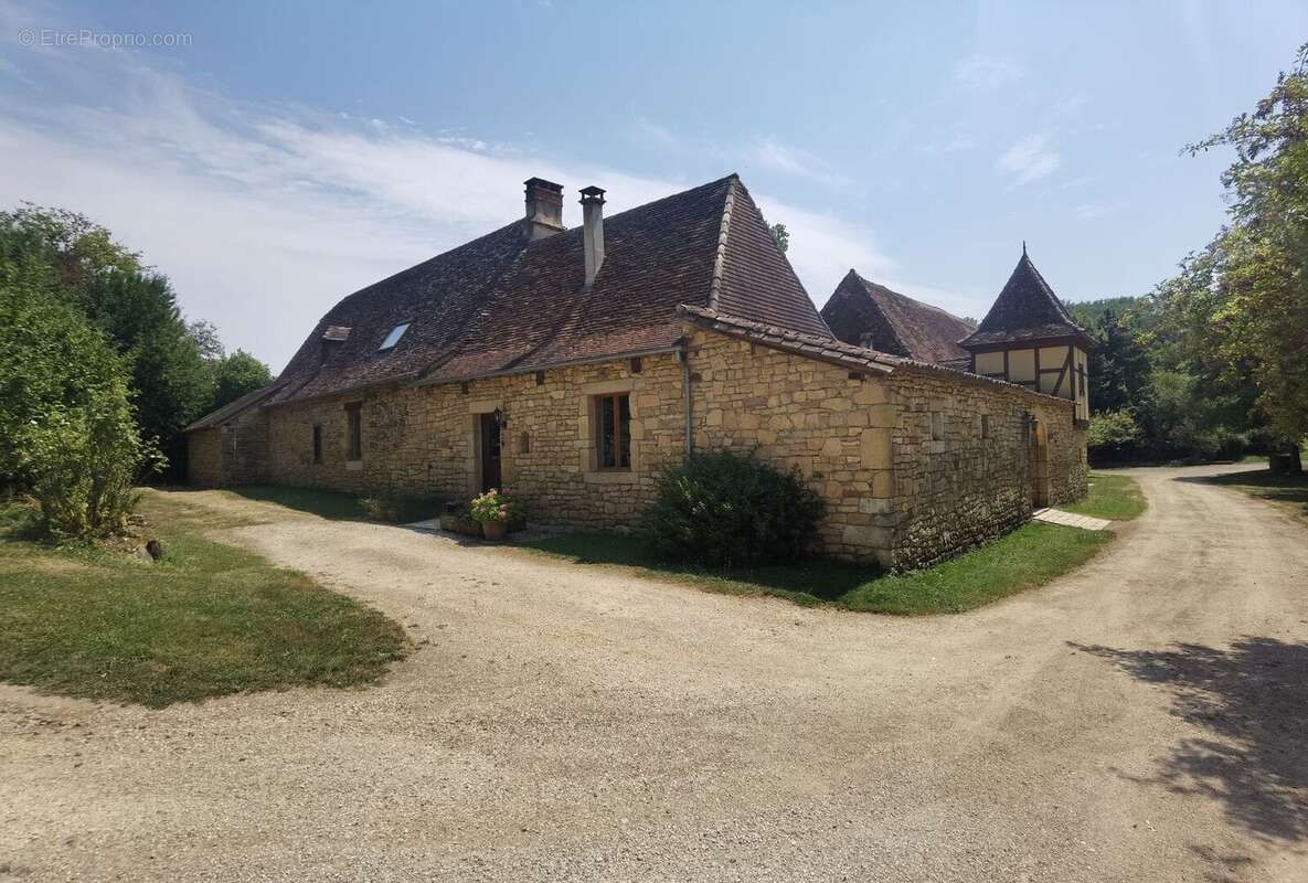Maison parking - Maison à EXCIDEUIL