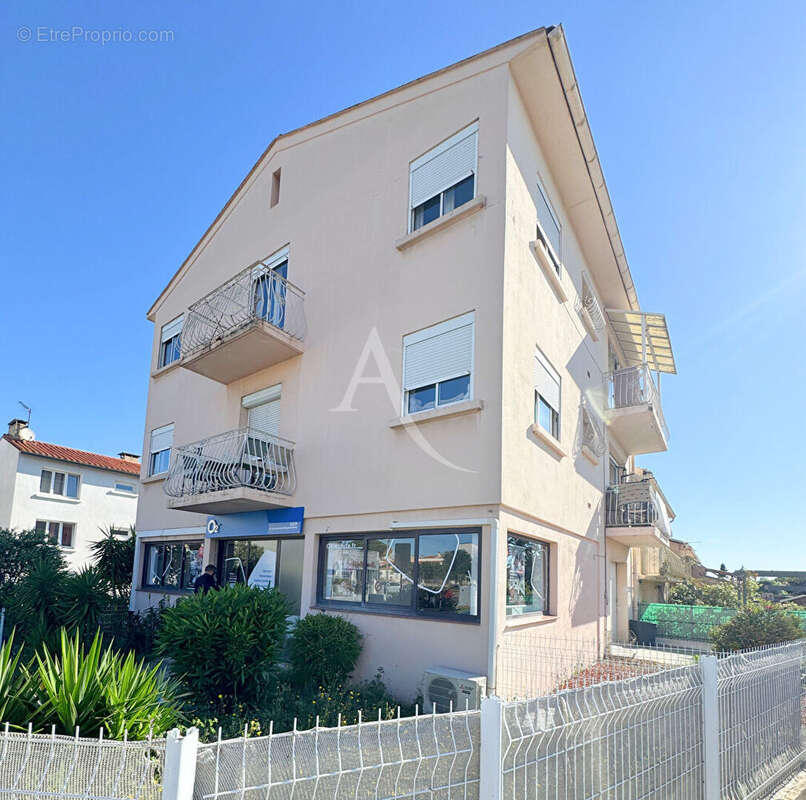 SAINT CYPRIEN VILLAGE - IMMEUBLE  - 235 m²  - Deux appartements F4 et local commercial -  Jardins et Garages - photo 2