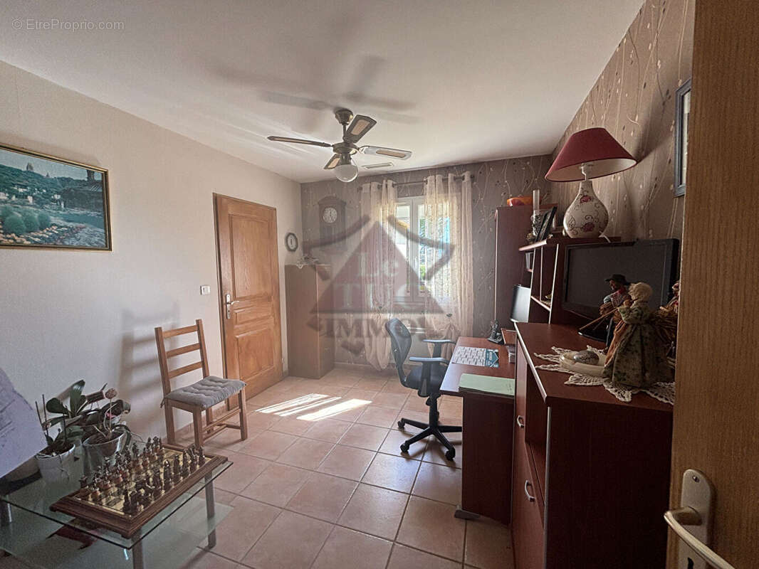 Maison à SAINT-JEAN-DE-MARUEJOLS-ET-AVEJAN