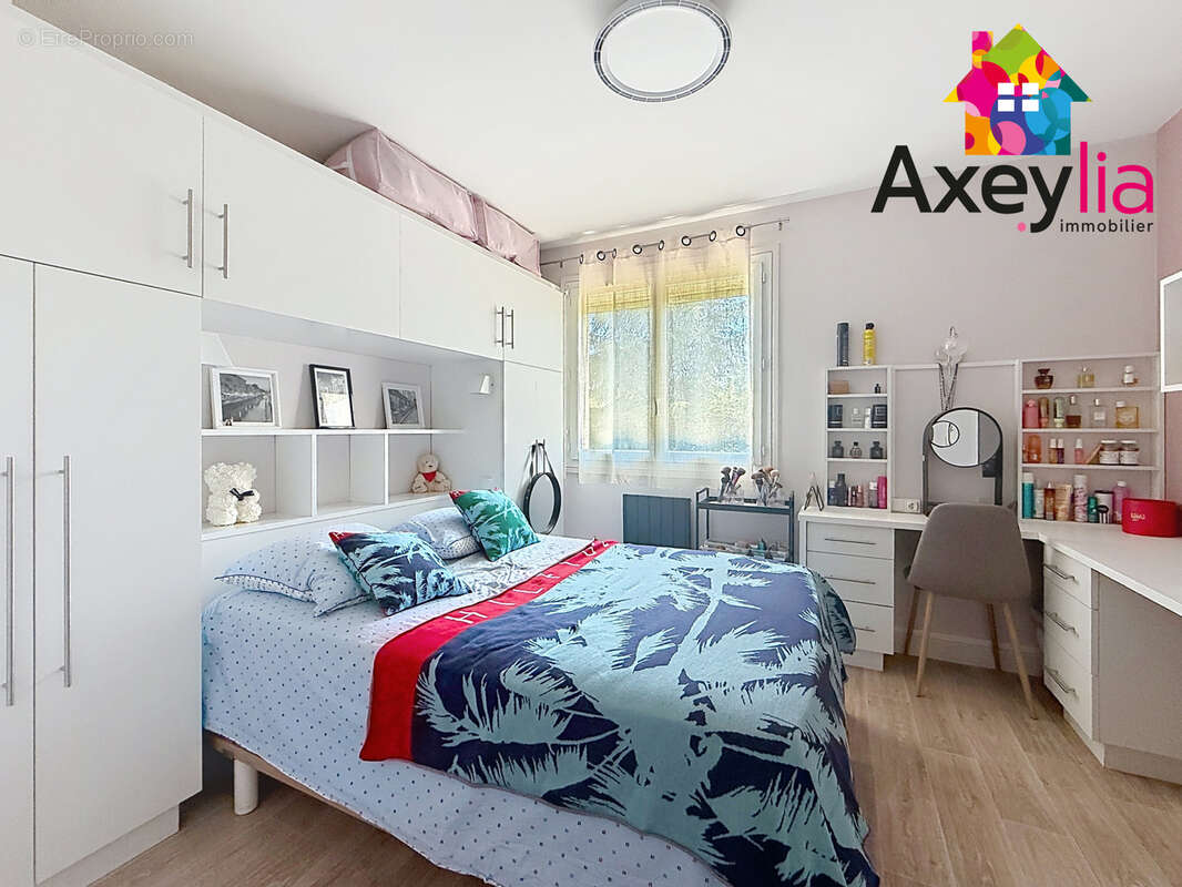 A vendre - riorges - propriété avec grande maison d'habitation, appartement indépendant, terrain et piscine - photo 11