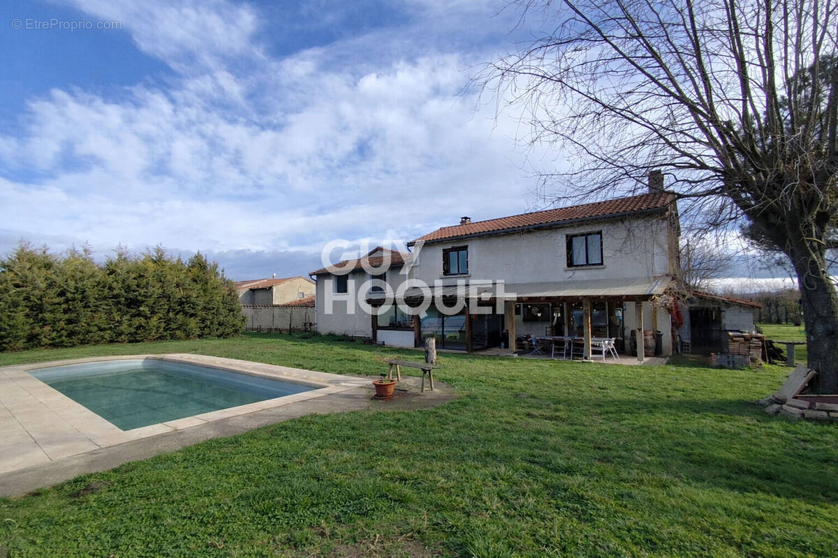 Maison à SAINT-ROMAIN-LE-PUY