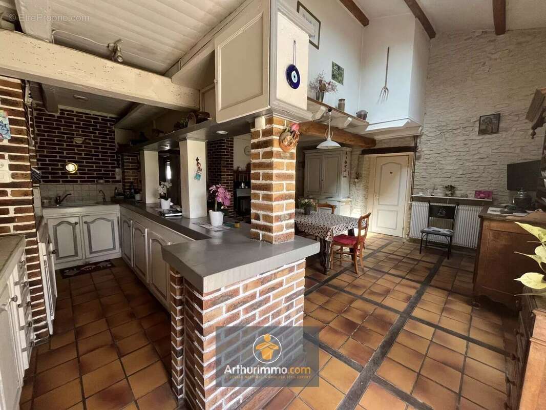 Maison à SAINT-CYR-DU-DORET