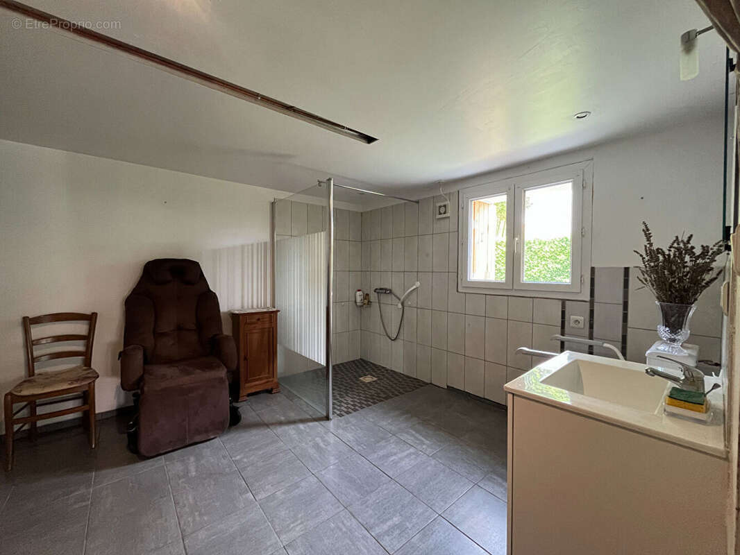 Maison à MONTMOREAU-SAINT-CYBARD