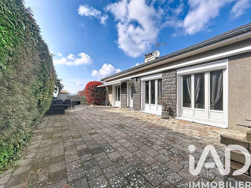 Photo 1 - Maison à LE CHAMBON-FEUGEROLLES
