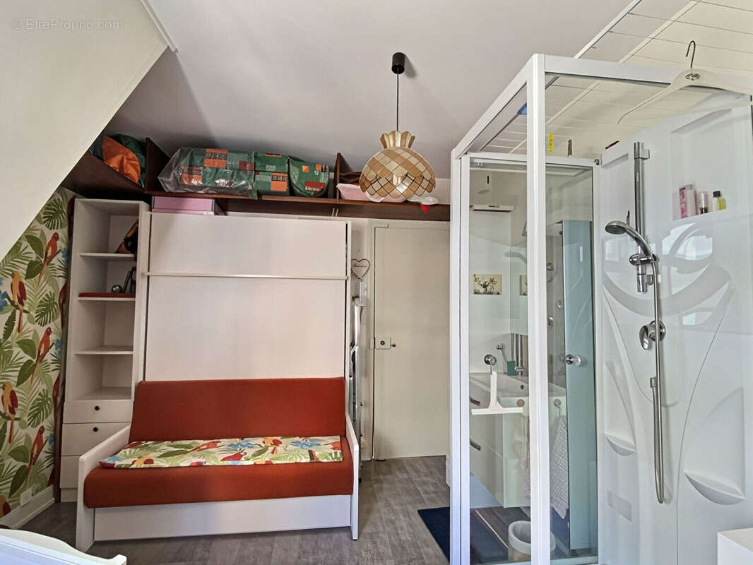 Paris 6e arrondissement - Quartier Rennes/Assas- Chambre de 12,56m2 au sol et 10,88m2 Carrez - photo 3