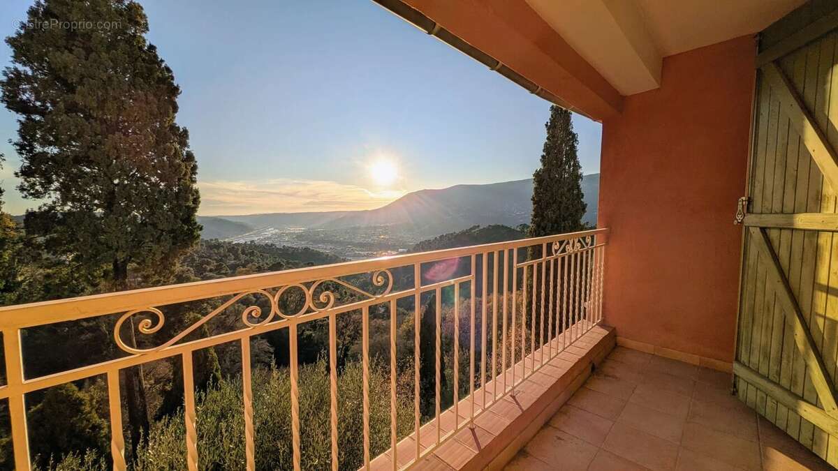 Maison à CASTAGNIERS