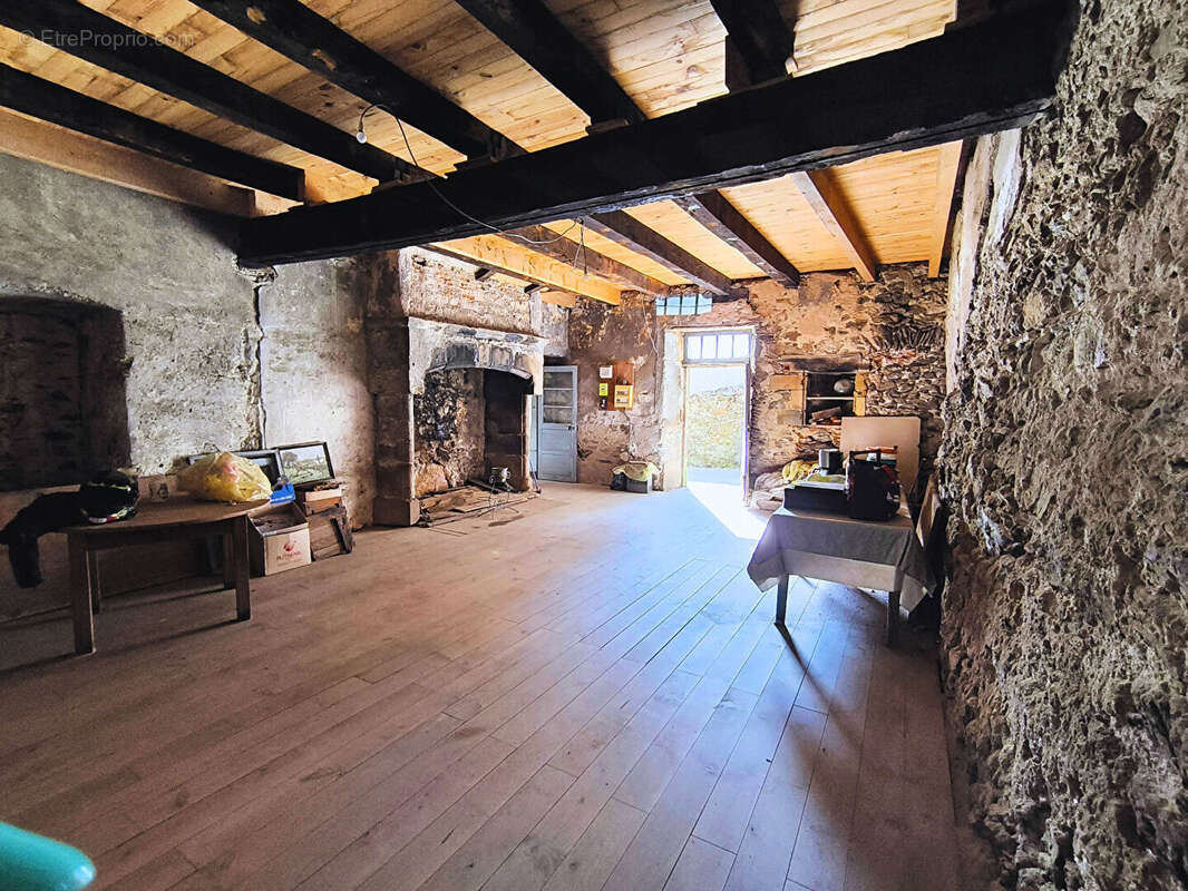 Maison à LIVINHAC-LE-HAUT