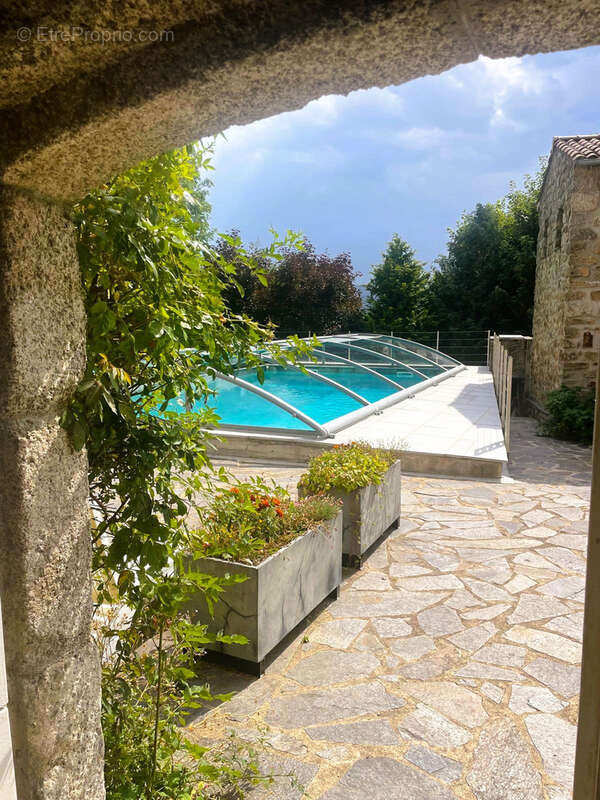 Propriete de caractere avec piscine et 2.5 hectares de terrain : - photo 4