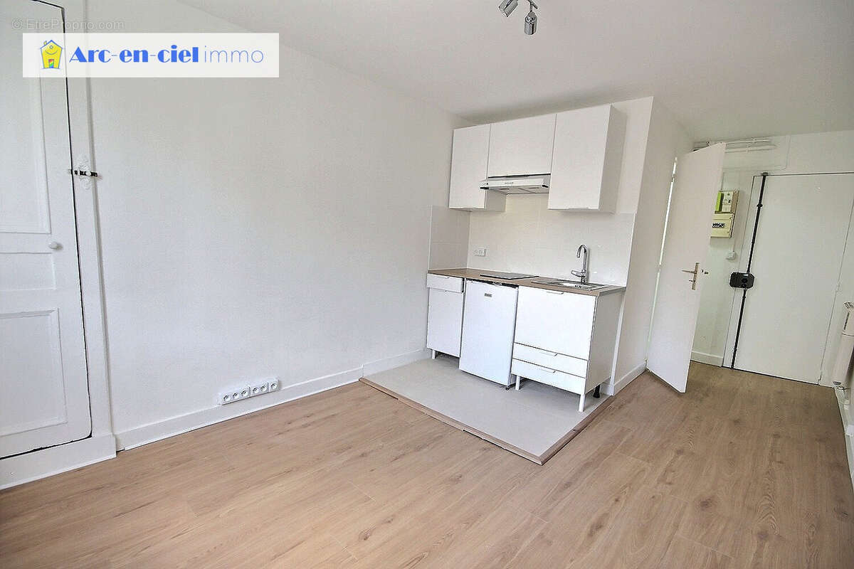 Studio 16 m2   Rue La Fayette Canal Saint Martin - photo 3