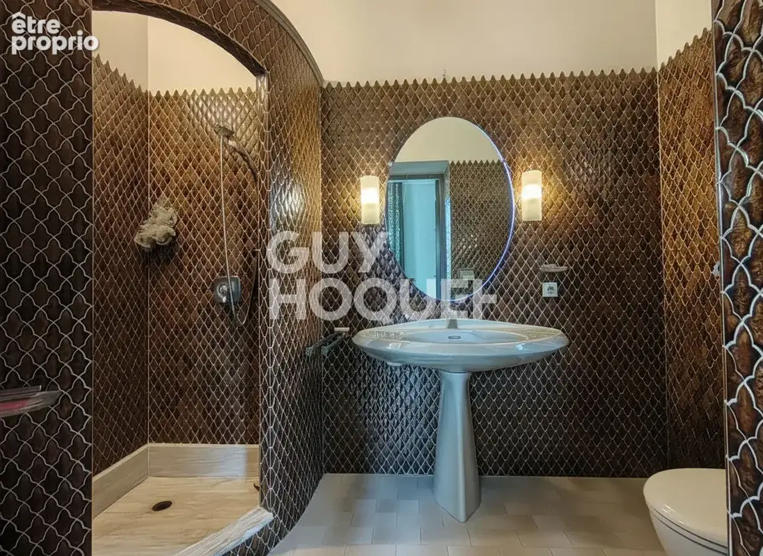 Carpentras - Maison de 253 m² - 9 pièces - 5 chambres - Cour intérieure - Proximité commodités - photo 15