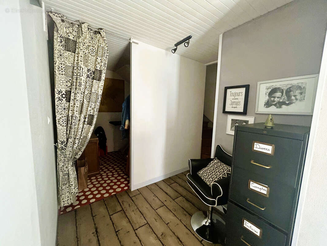 Maison à COURS-LA-VILLE