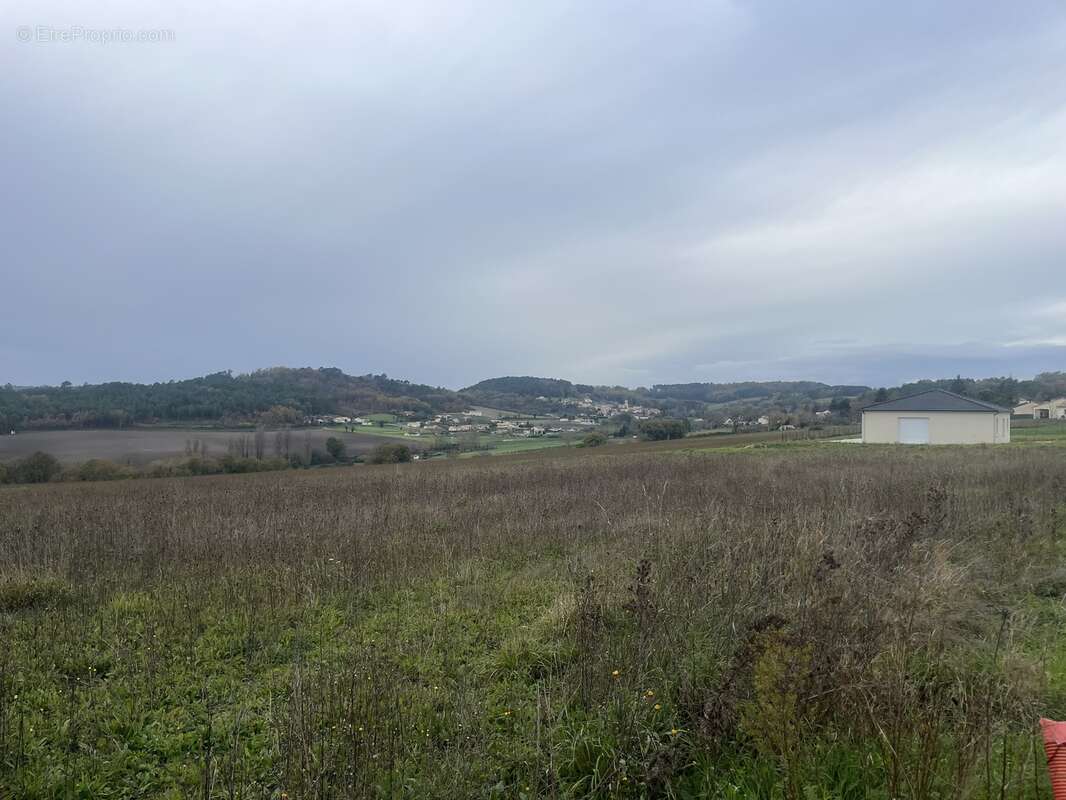 Terrain à LEGUILLAC-DE-L'AUCHE