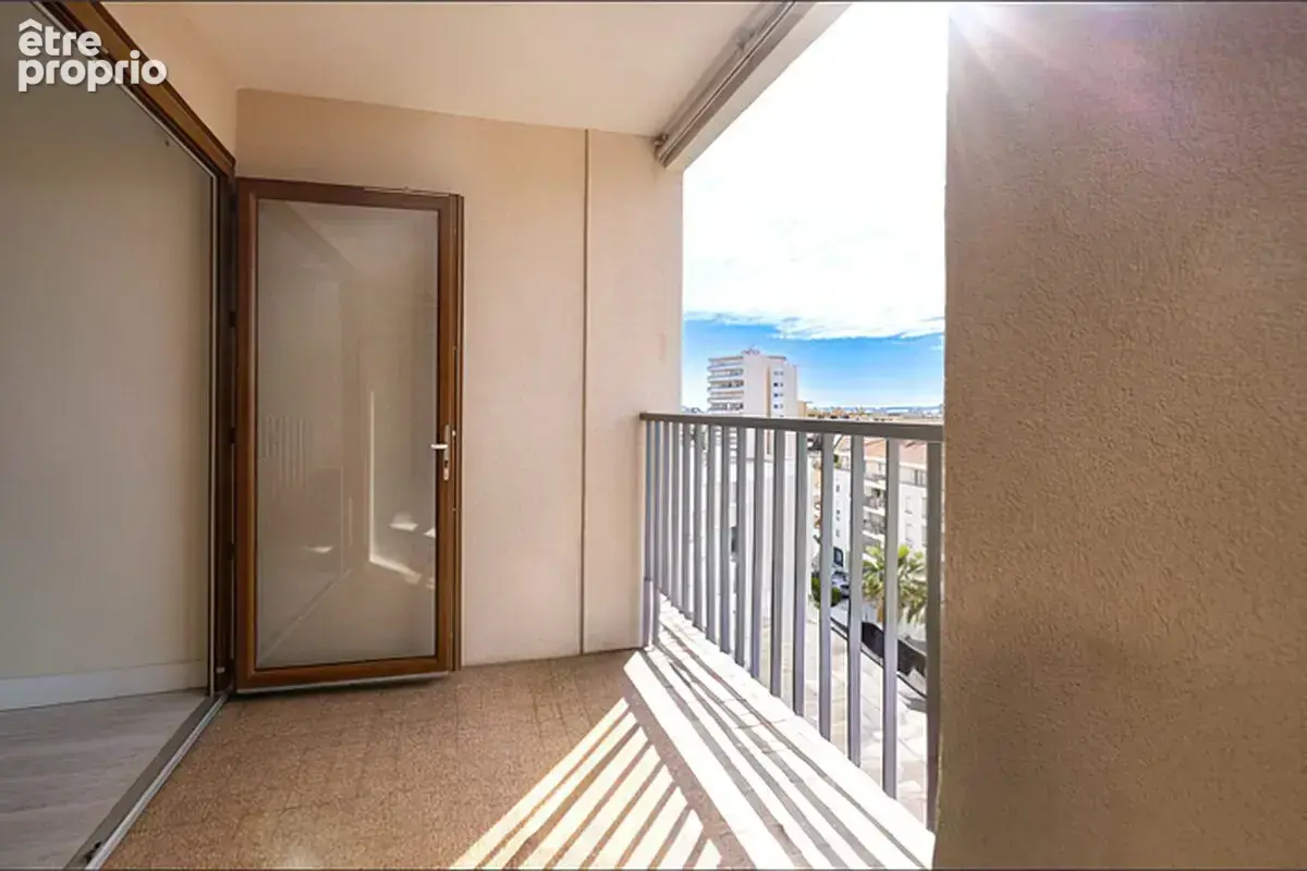 HYÈRES - T2 de 50 m² avec loggia plein sud, vue mer et collines - photo 2
