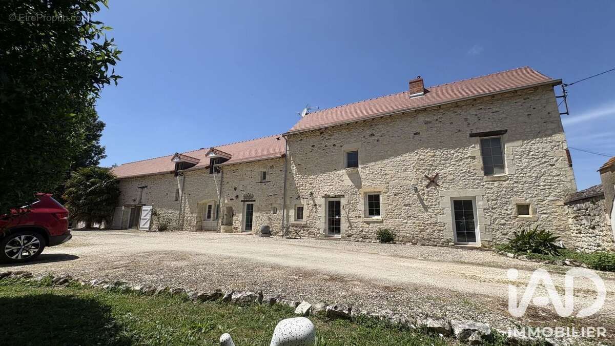 Maison 263 m² à Dange-Saint-Romain  - photo 2