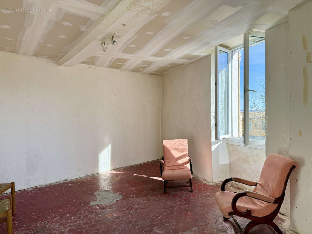 Dickjan POPPEMA d'eXp France vous propose une maison de village avec grand potentiel