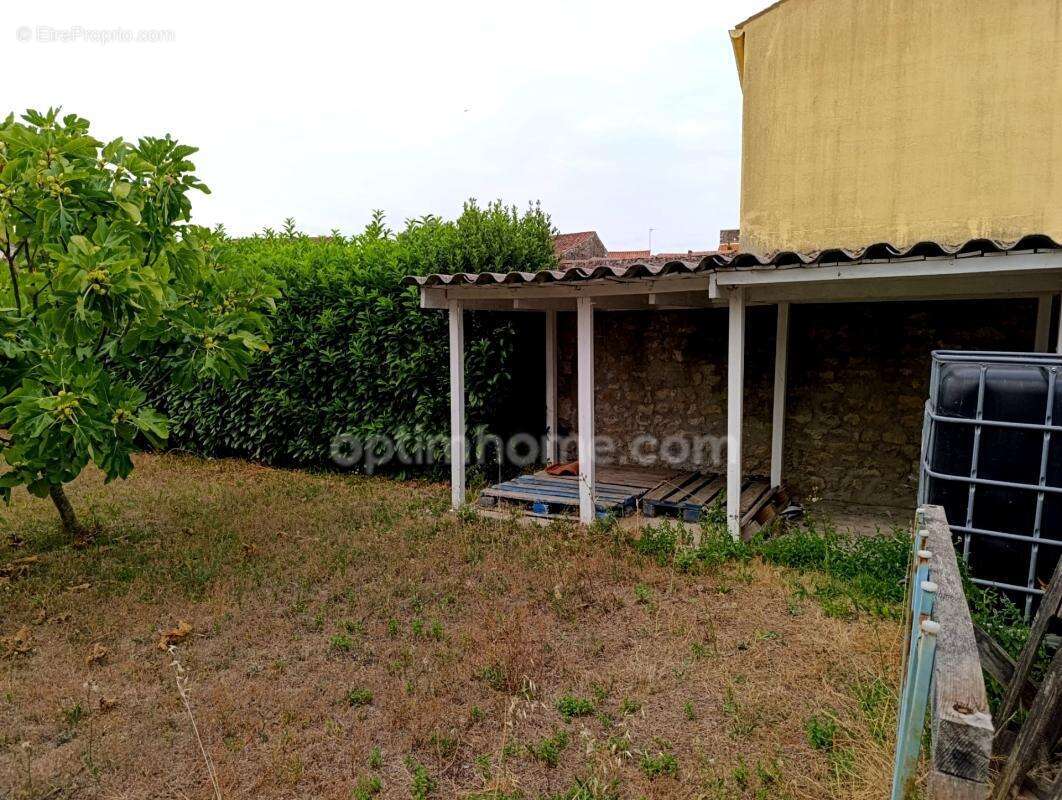 Maison de ville rénovée de 100 m² avec jardin de 600 m² et dépendance - photo 13