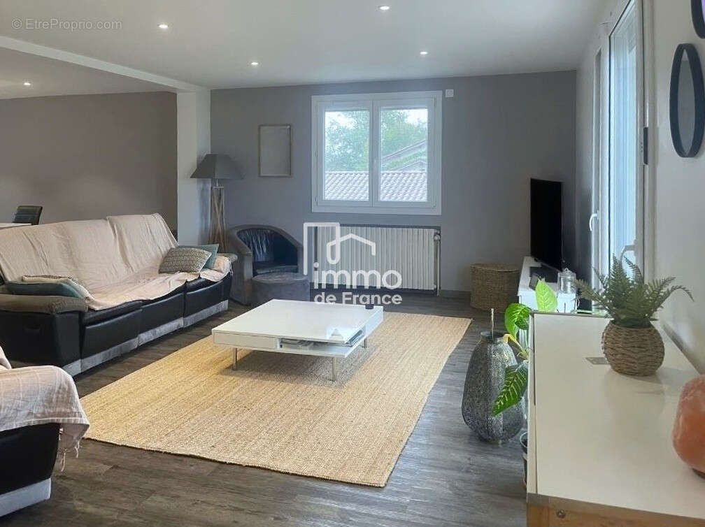 Maison à DOMPIERRE-SUR-VEYLE