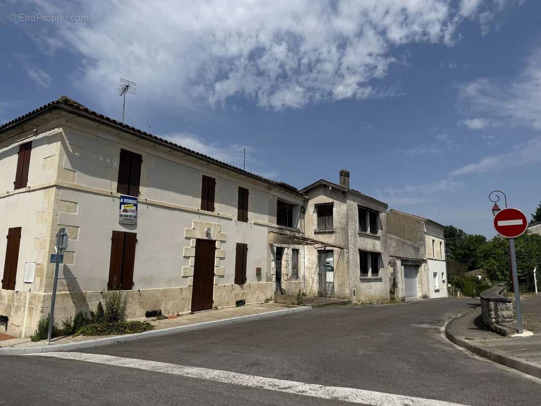 Maison à NIEUL-LE-VIROUIL