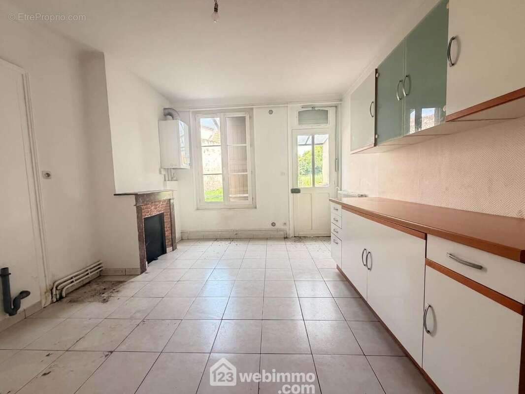 Vous disposez d'un accès sur une cour - Maison à CREPY