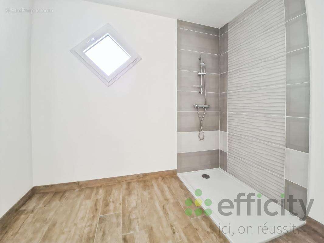 Maison à NEUVILLE-SUR-SARTHE