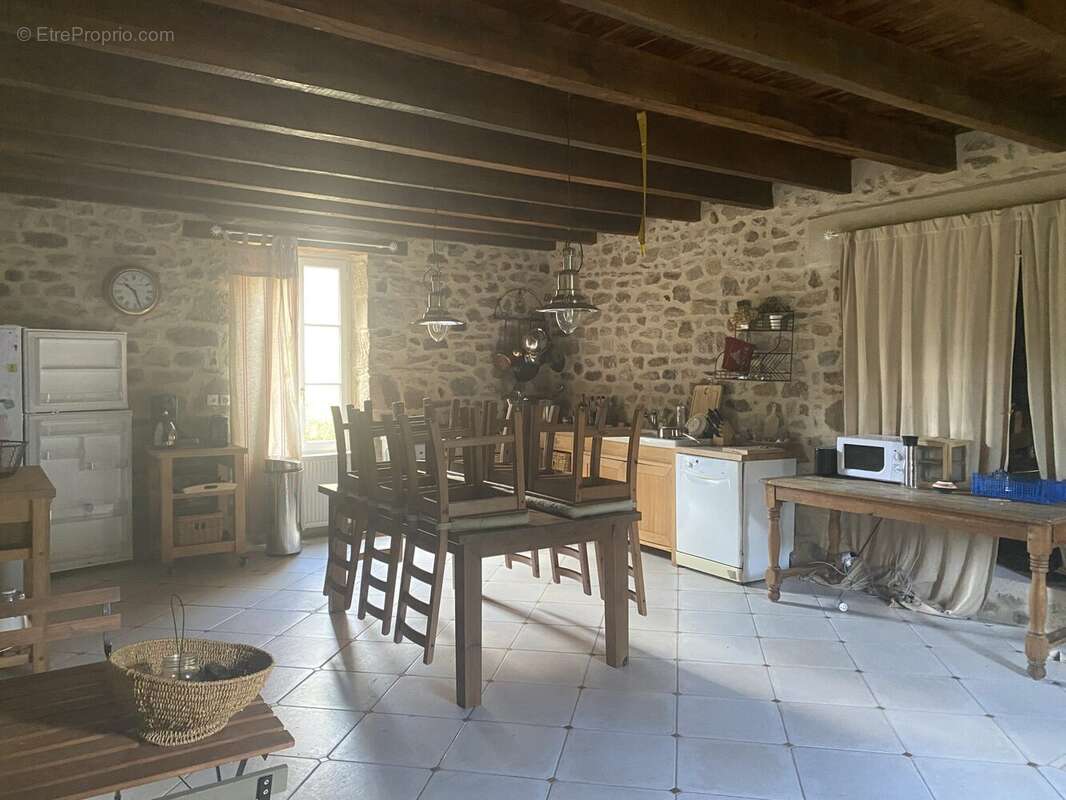 Maison 239 m² à Saint-Hilaire-Les-Courbes  - photo 3