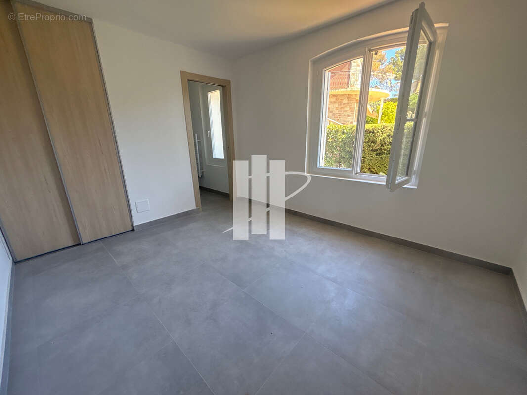 Appartement 5 pieces a vendre entierement renove dernier etage vue mer au calme absolu quartier les plaines - photo 5