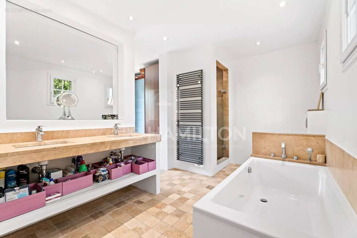 Maison à CHATEAUNEUF-GRASSE