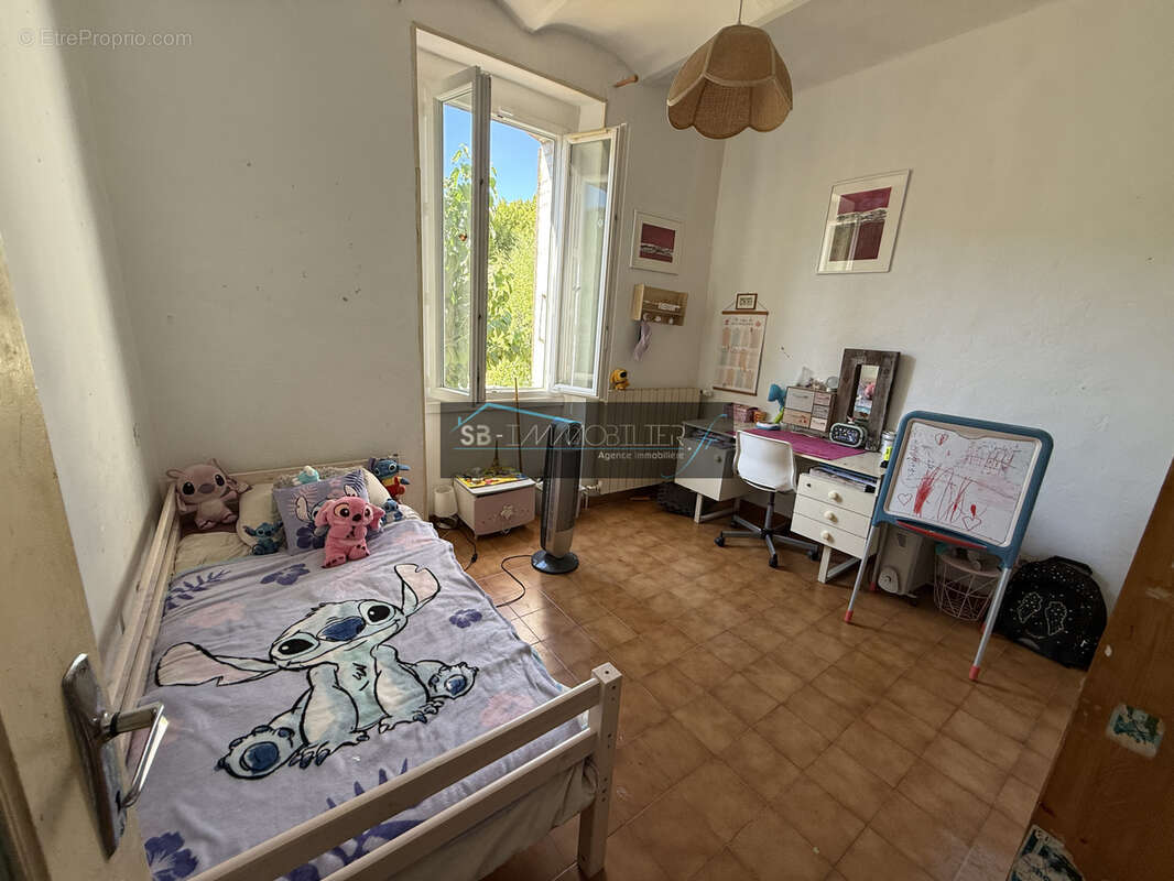 Maison à MEYRANNES
