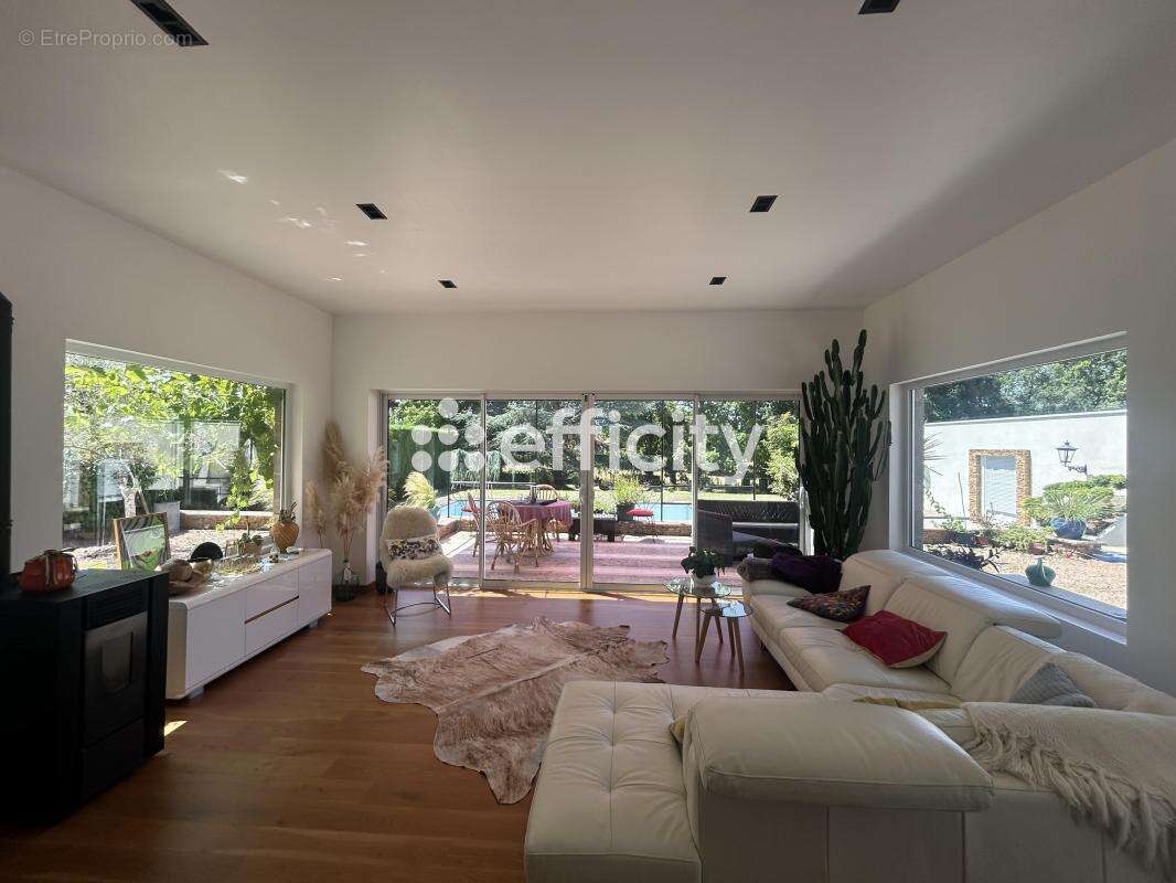 Maison à COMMELLE-VERNAY