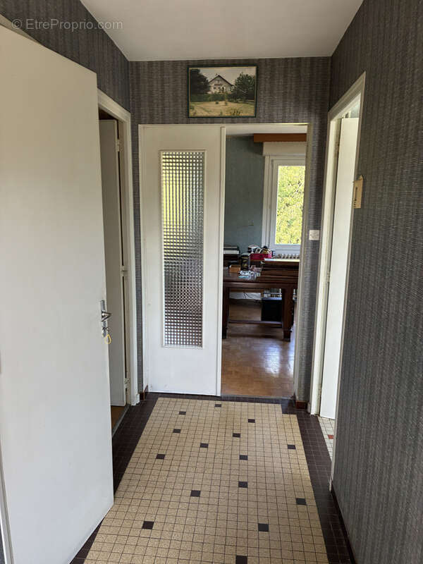 Pavillon à rénover entièrement, élevé sur sous-sol complet - photo 7