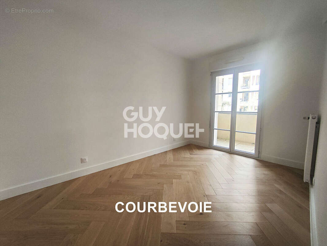 Appartement à COURBEVOIE