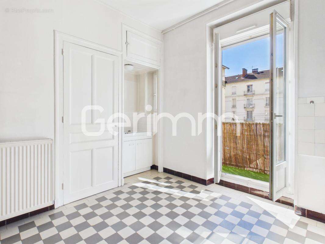 Vente - Appartement - 3 pièces + cuisine - 70 m² - 185 000 € - - photo 3