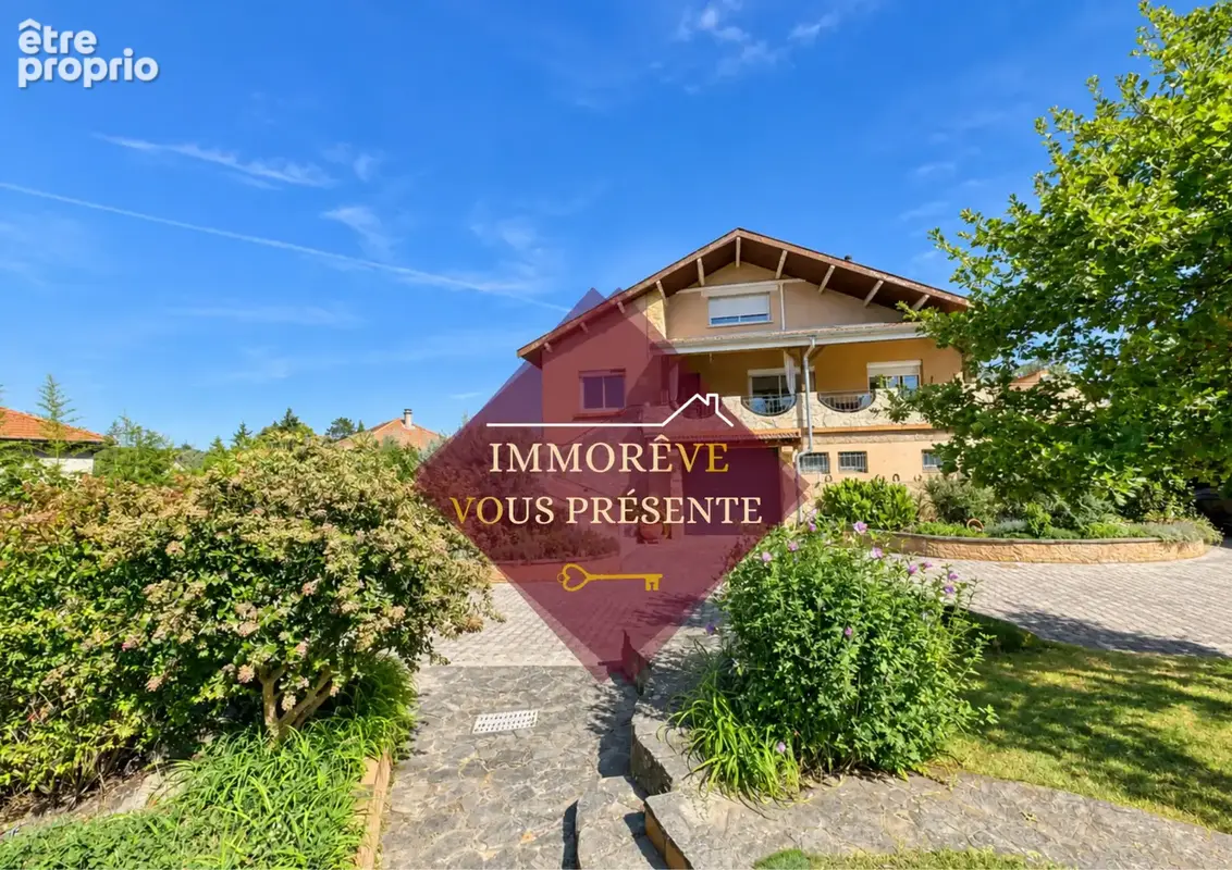 Maison - 220m2 - 8 pièces - photo 1