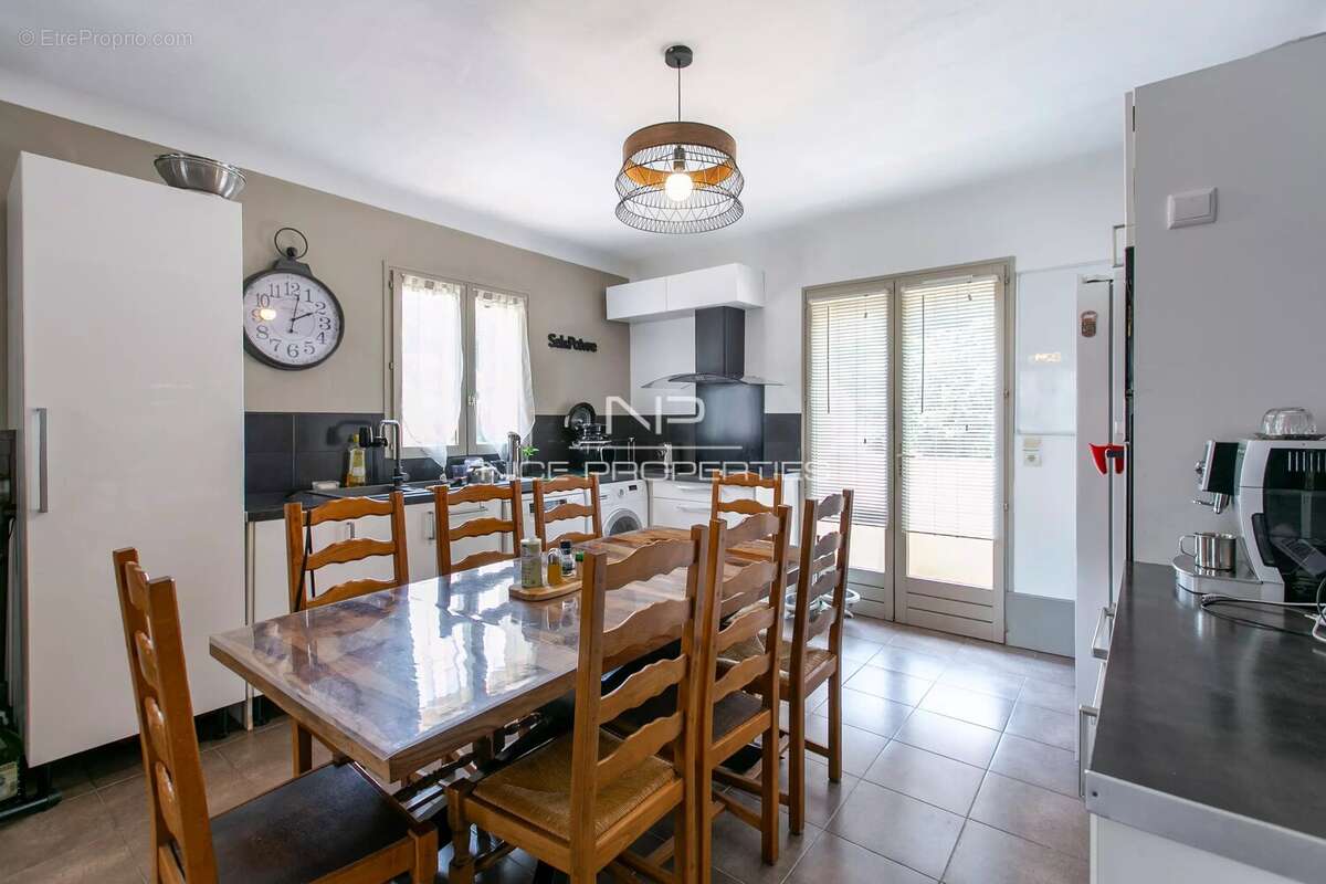 LEVENS - Maison familiale de 122 m² avec piscine, garage et nombreux stationnements - photo 7