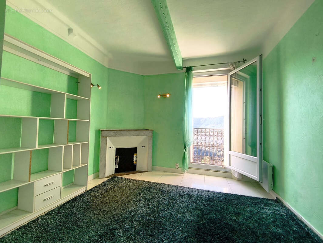 Appartement à BAGNOLS-EN-FORET