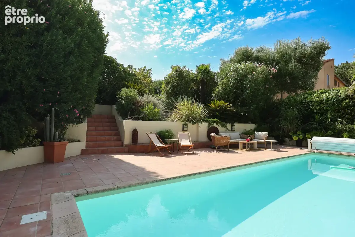 Villa d'exception de 146 m2 avec piscine, sous-sol de 105 m2 et terrain de 1780 m2 sans vis-a-vis - photo 1
