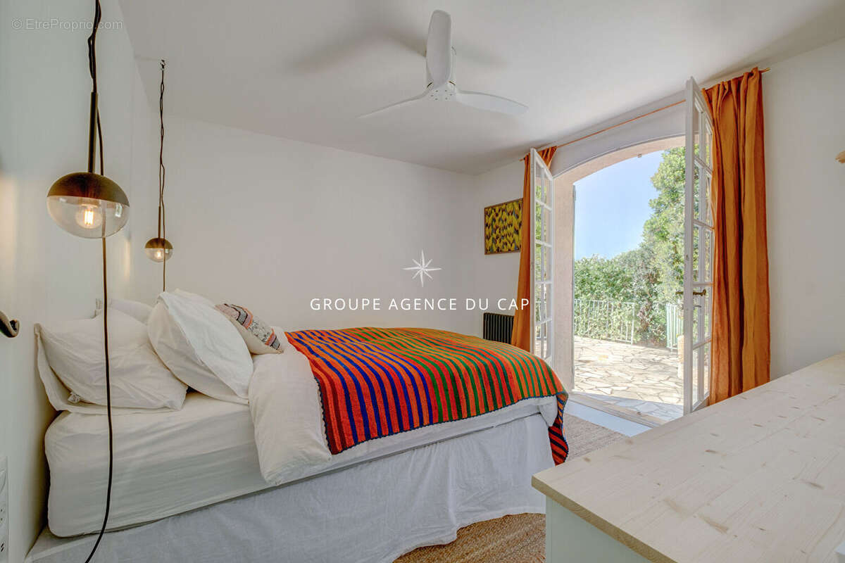Vue mer sur le golfe de saint tropez provencale de charme renovee avec piscine garage et sous sol aux issambres - photo 13