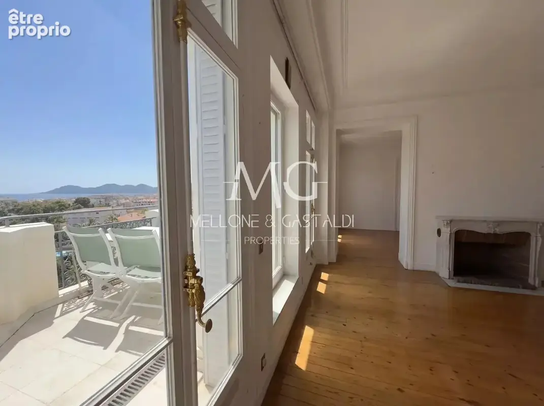 Cannes – Dernier étage bourgeois de 239 m² – Terrasse vue mer – Garage - photo 3