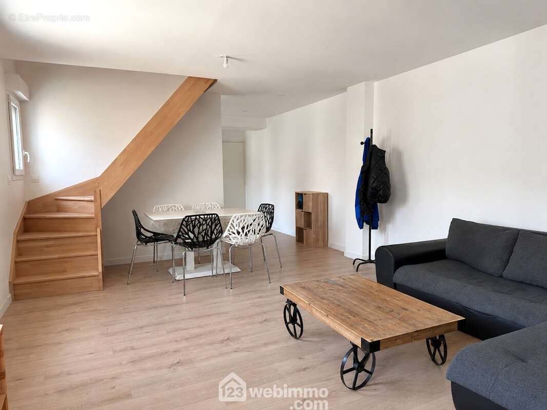 Au 1er étage, un appartement de 64m2 ...